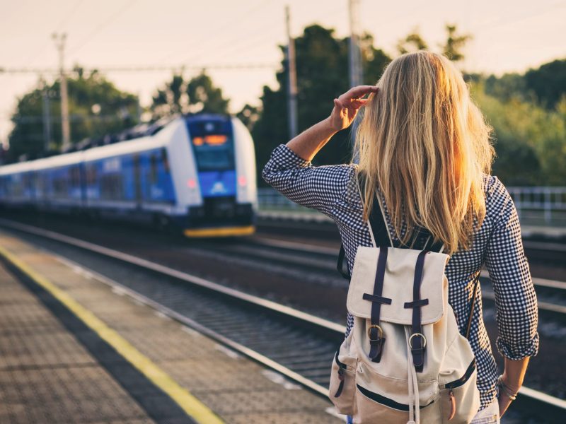 Frau wartet auf den Zug