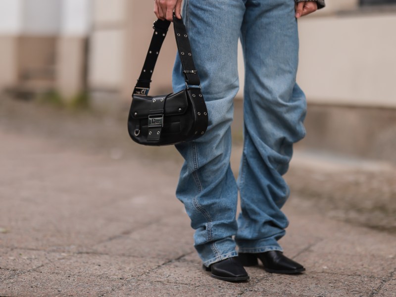 Frau in Jeans auf Straße