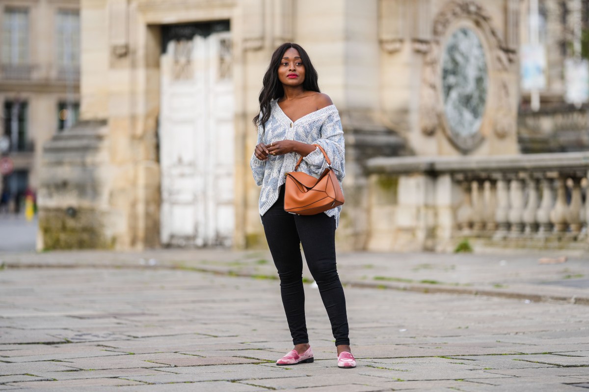 Frau in Skinny Jeans steht auf Straße