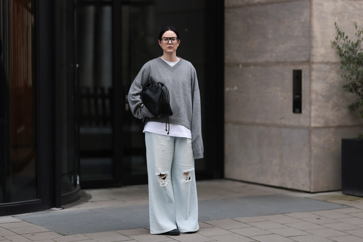 Frau in Jeans auf Straße