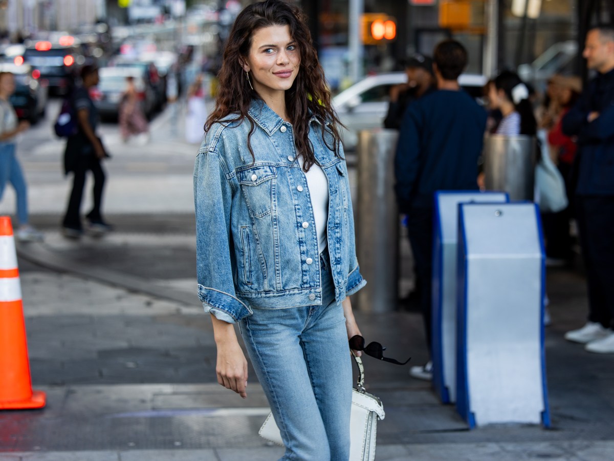 Frau in Tommy Jeans auf der Straße