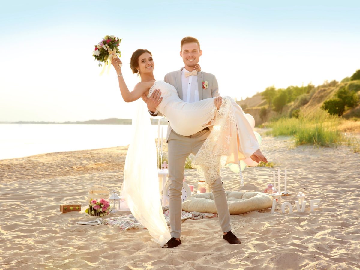 Paar heiratet am Strand