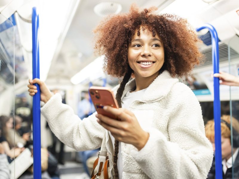 Frau in der U-Bahn in London