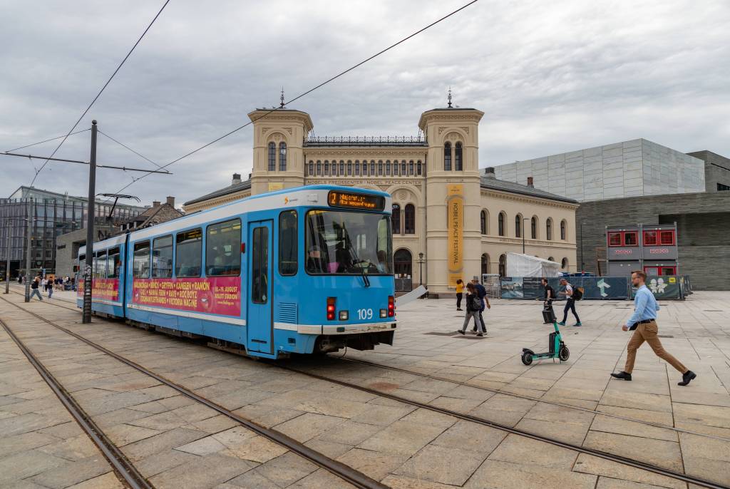 Bahn fährt durch Oslo