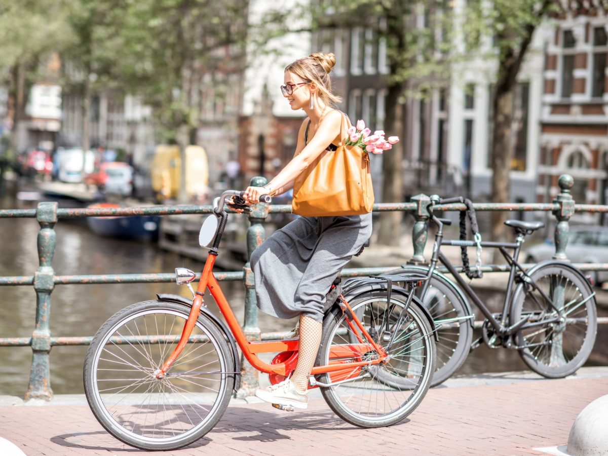 Frau fährt Rad in Amsterdam