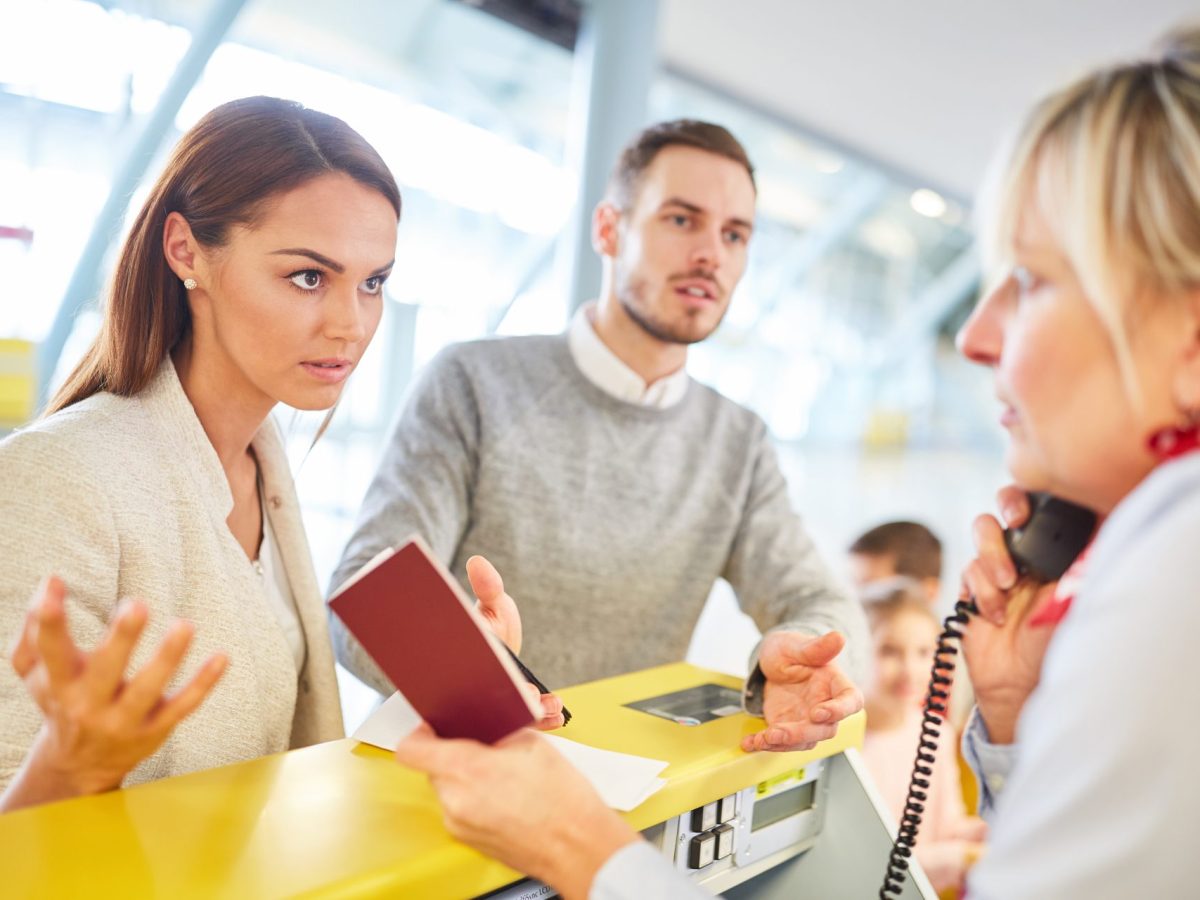 Frau und Mann bei der Reisepass-Kontrolle