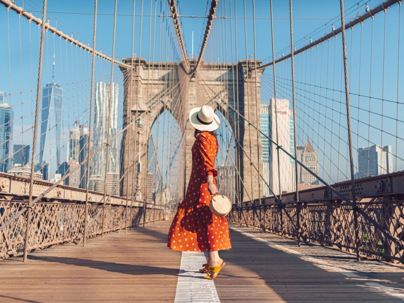 Frau in New York auf der Brooklyn Bridge.