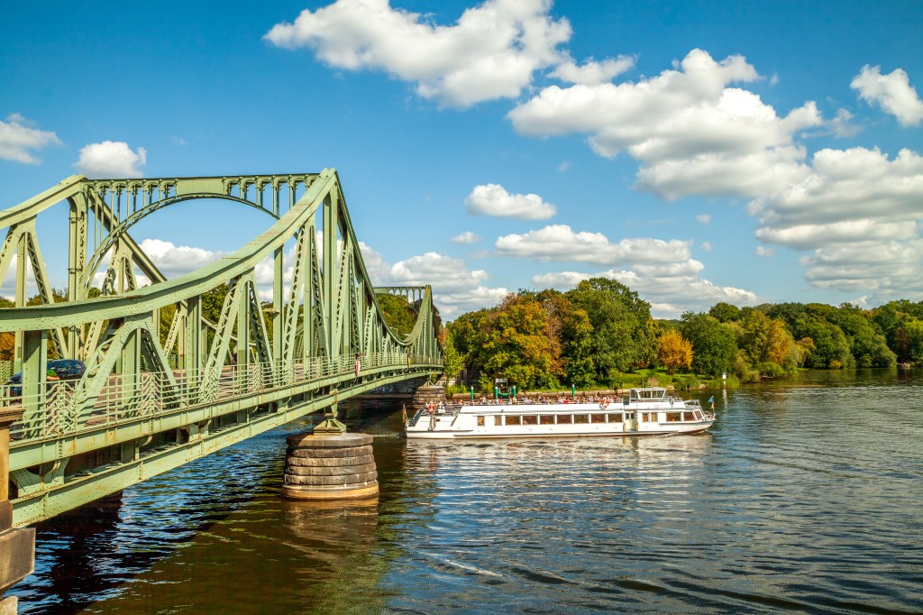 Auf der Glienicker Brücke in Berlin wurden früher Agenten ausgetauscht.