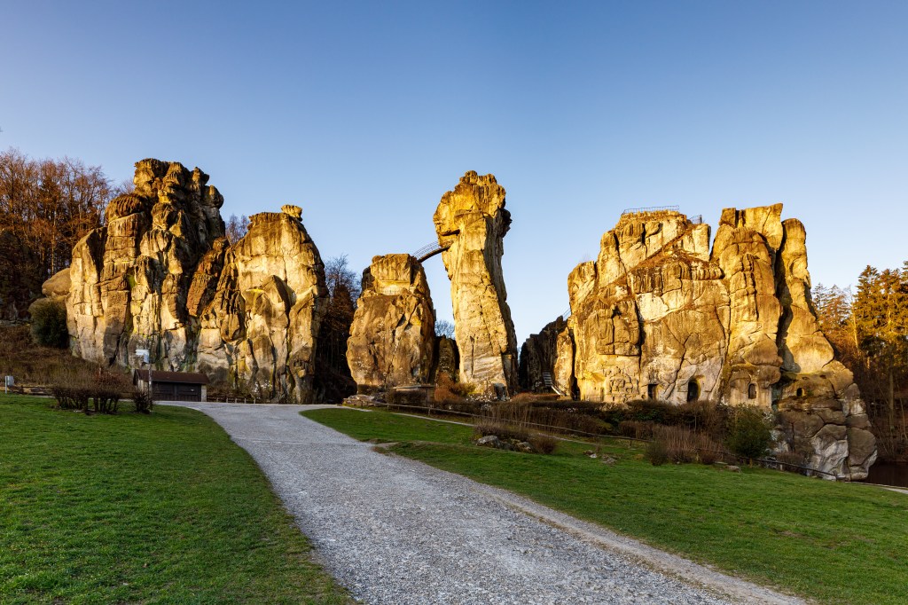 Besonders beeindruckend sind die in die Felsen geschlagenen Treppen und das sogenannte „Heidenloch“ – ein kleines Plateau mit einer kreisrunden Öffnung, die auf die Sommersonnenwende ausgerichtet ist. 