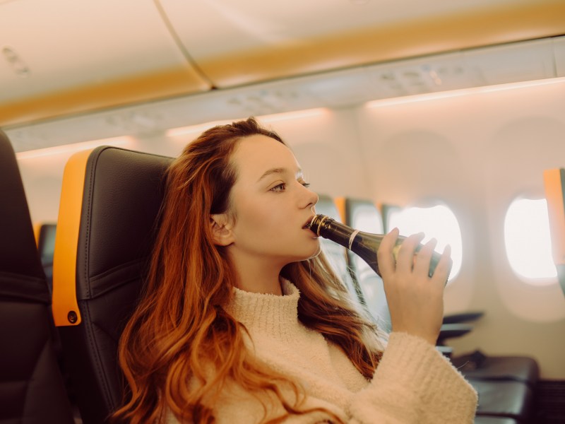 Darf man eigenen Alkohol im Flugzeug konsumieren?