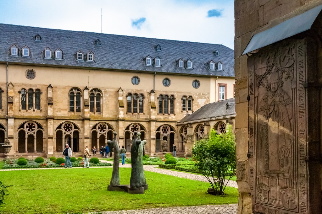 Wenn du dir den Dom in Trier anschaust, solltest du den Innenhof nicht vergessen. Hier fühlst du dich wie in Hogwarts!