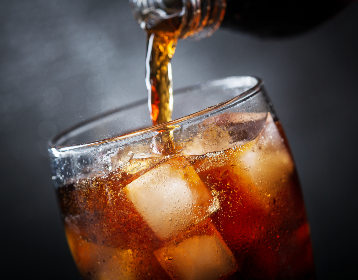 Softdrink Cola in Glas mit Eiswürfeln