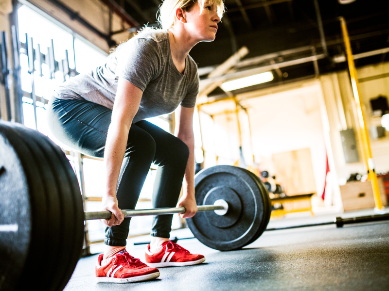 Frau Fitnessstudio Kreuzheben