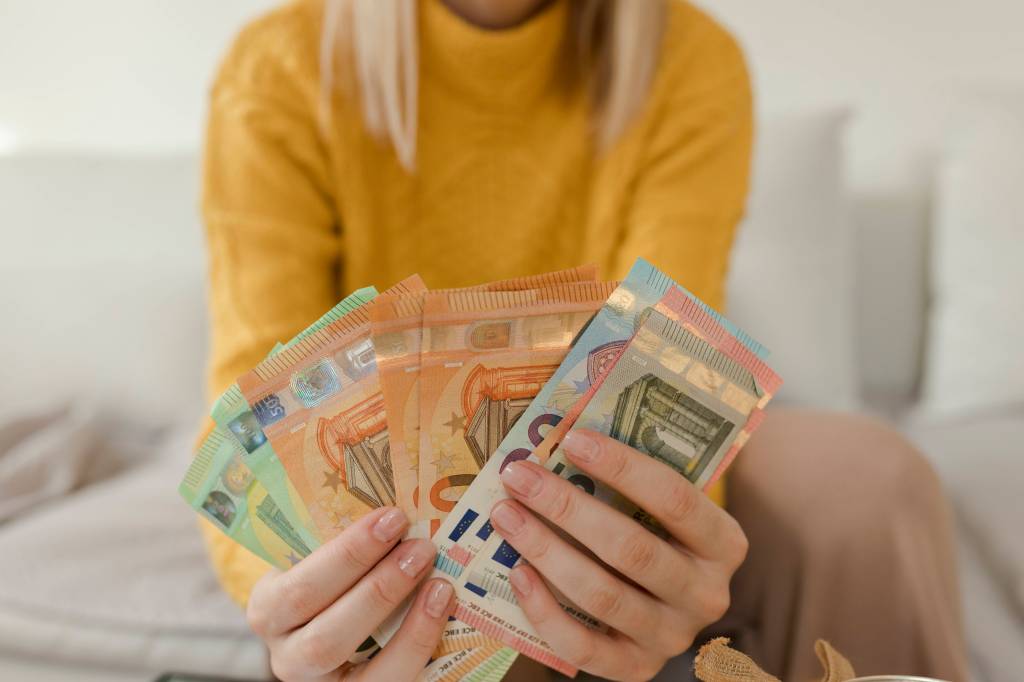 Frau hält Geld