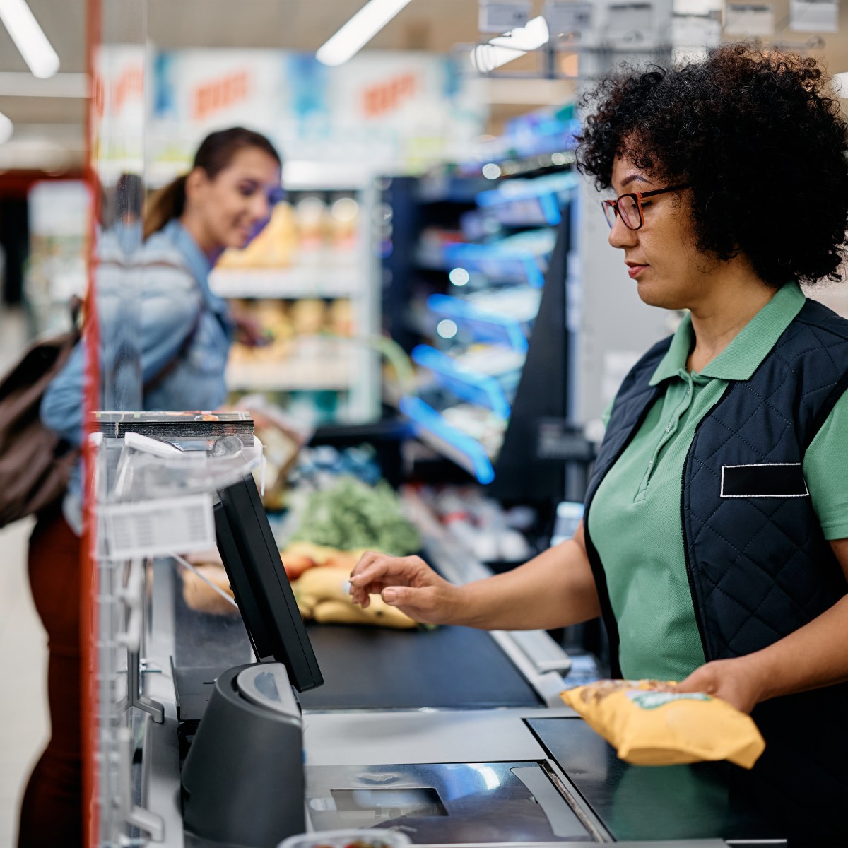 Gehalt: So viel Geld verdienst du bei Aldi an der Kasse