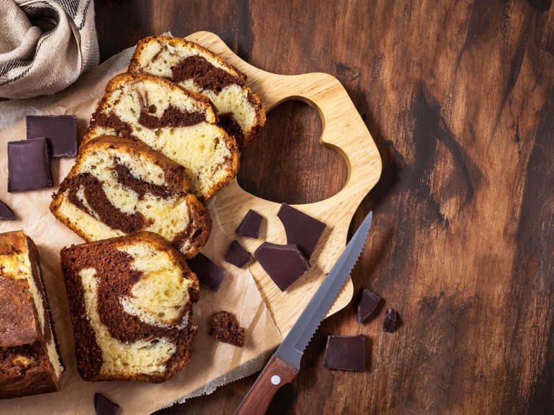 Ein Holzbrett mit aufgeschnittenem Marmorkuchen