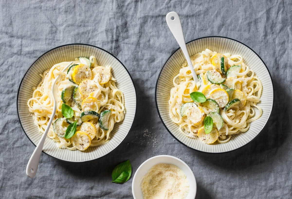 Zwei Teller Nudeln mit Zucchini-Frischkäse-Soße.