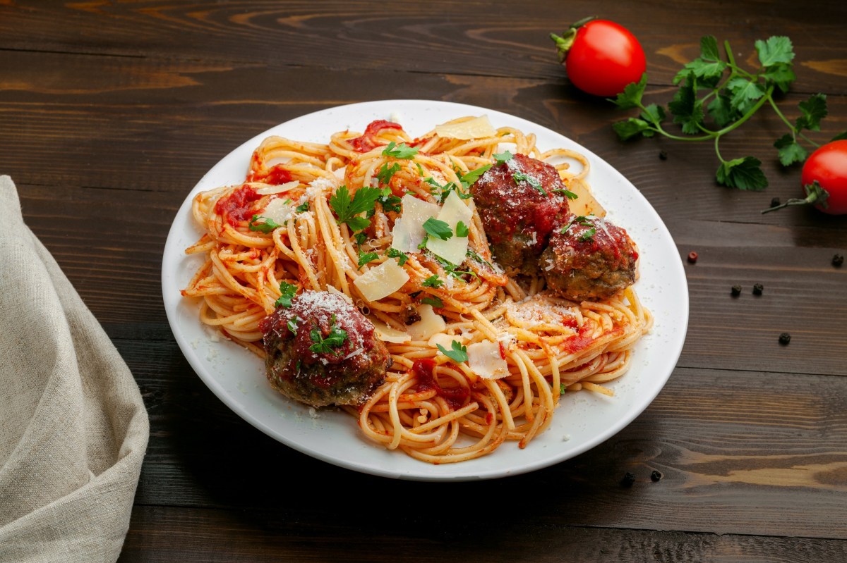 Spaghetti mit Fleischklößchen auf einem weißen Teller.