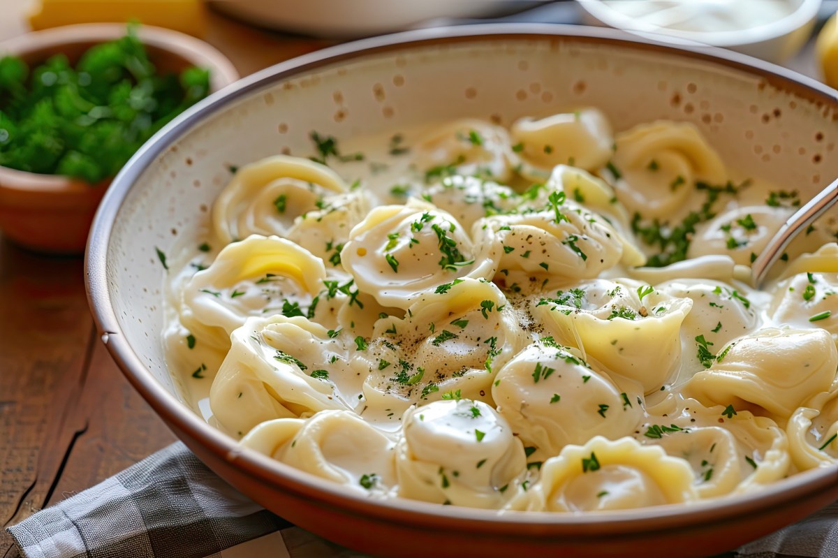 Pfanne mit Tortellini in Käse-Sahnesoße und Petersilie