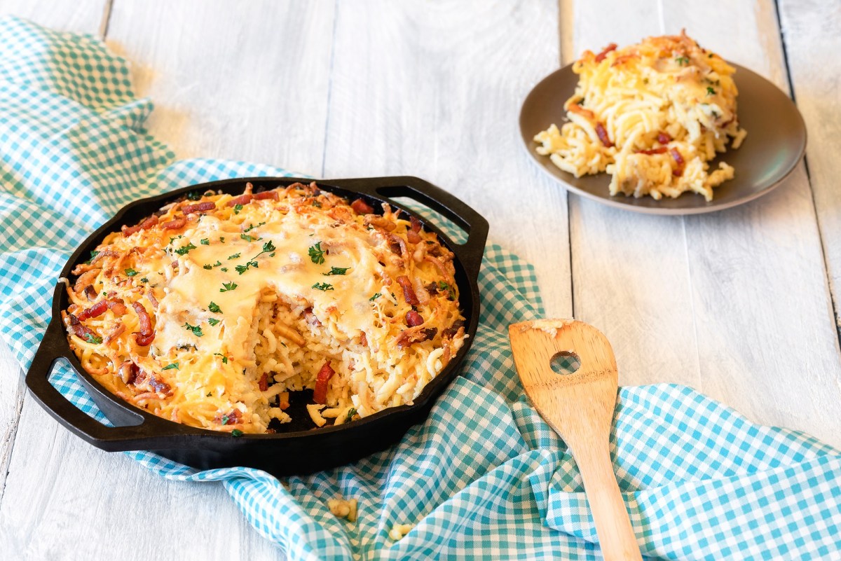 Überbackene Käsespätzle in einer Ofenform.