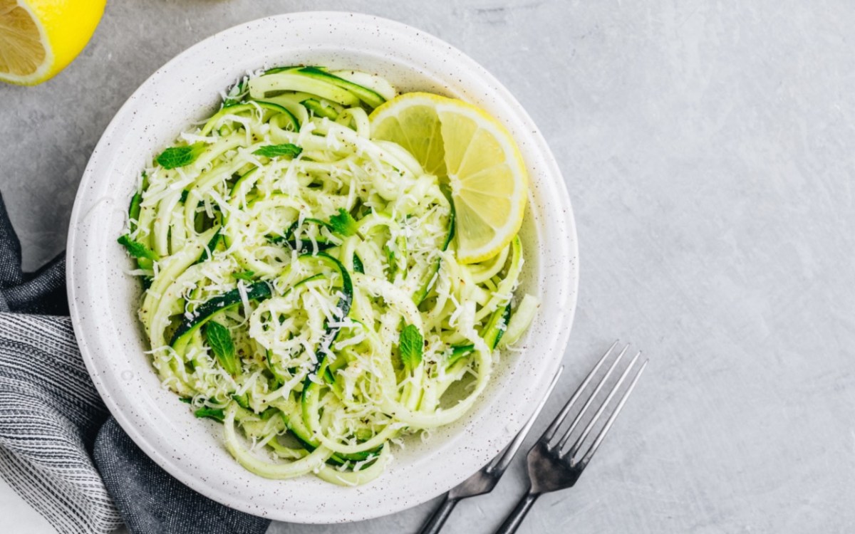 Ein Teller Zitronen-Pasta mit Zucchini und Minze.