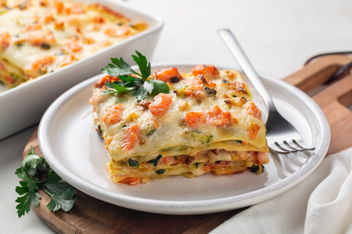 Teller mit eine stück Zucchini-Lasagne mit Lachs