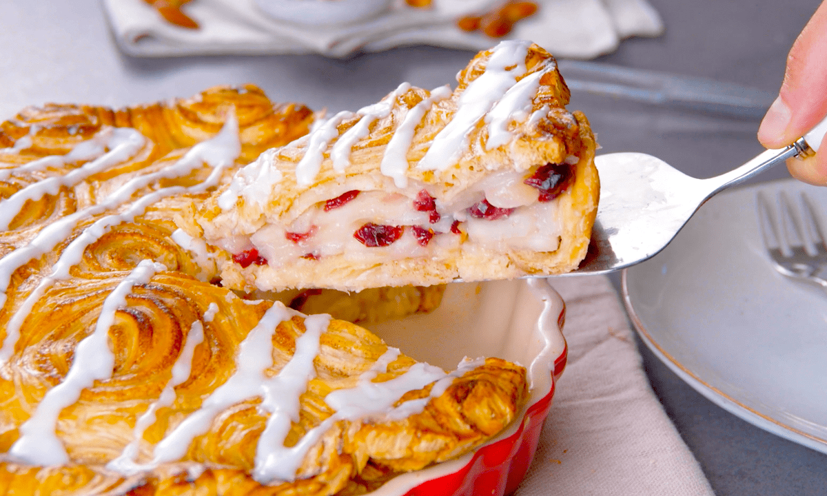 Birnenkuchen mit Zimtschnecken-Decke