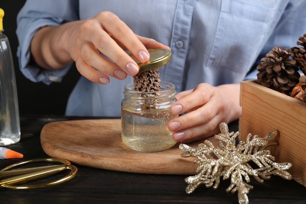 Weihnachtsdeko DIY: Schneekugel selber machen Schritt 2