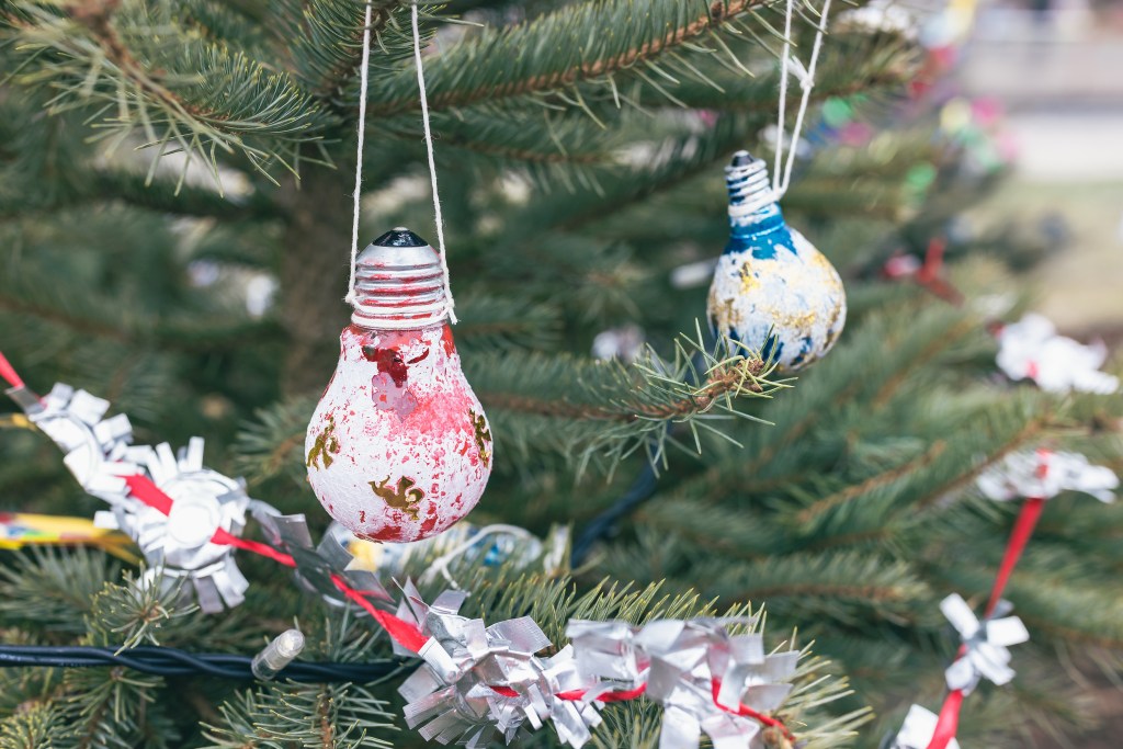 Weihnachtsdeko DIY mit Glühbirnen