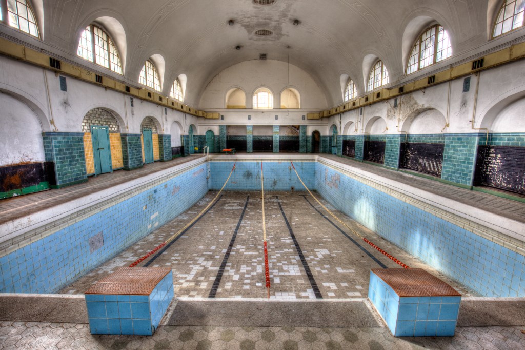 Neben Kinos, Schulen und Krankenhäuser gab es auf dem Gelände auch eine Schwimmhalle.