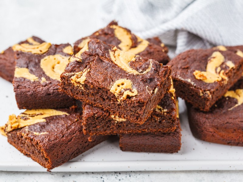 Bananen-Erdnussbutter-Brownies auf einem weißen Teller