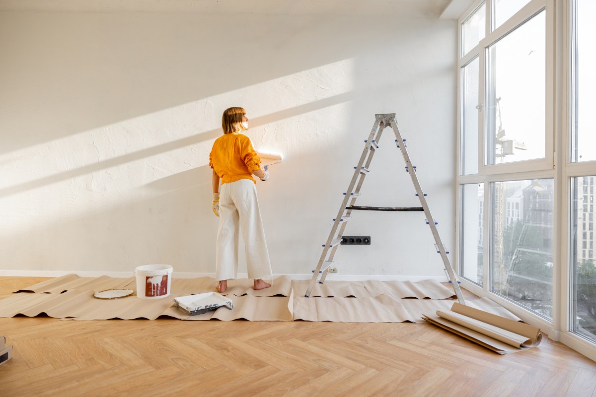 Frau beim Wohnung einrichten