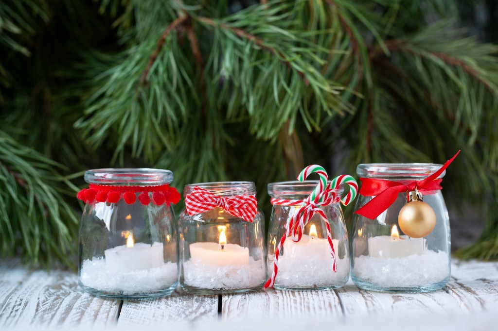 Teelichter: DIY-Upcycling-Idee als Weihnachtsdeko mit Einweggläsern