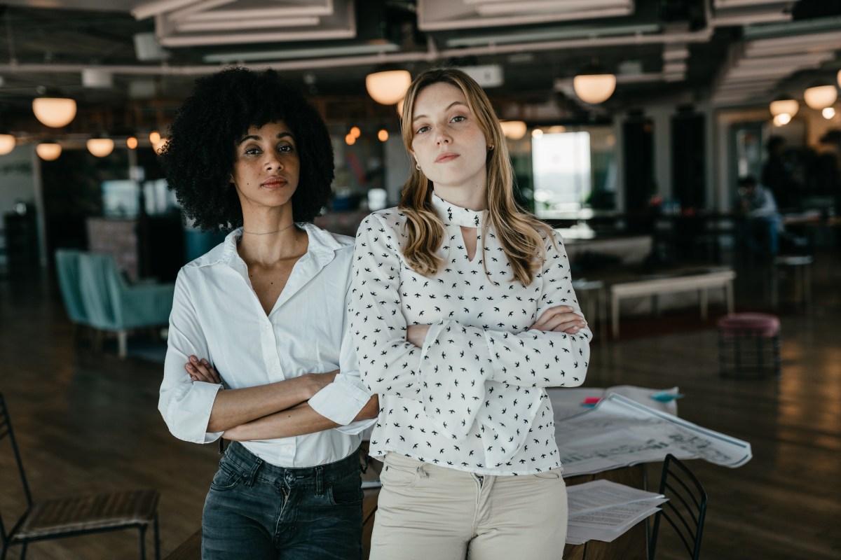 Porträt zweier junger erwachsener Frauen in ihrem modernen Büro.