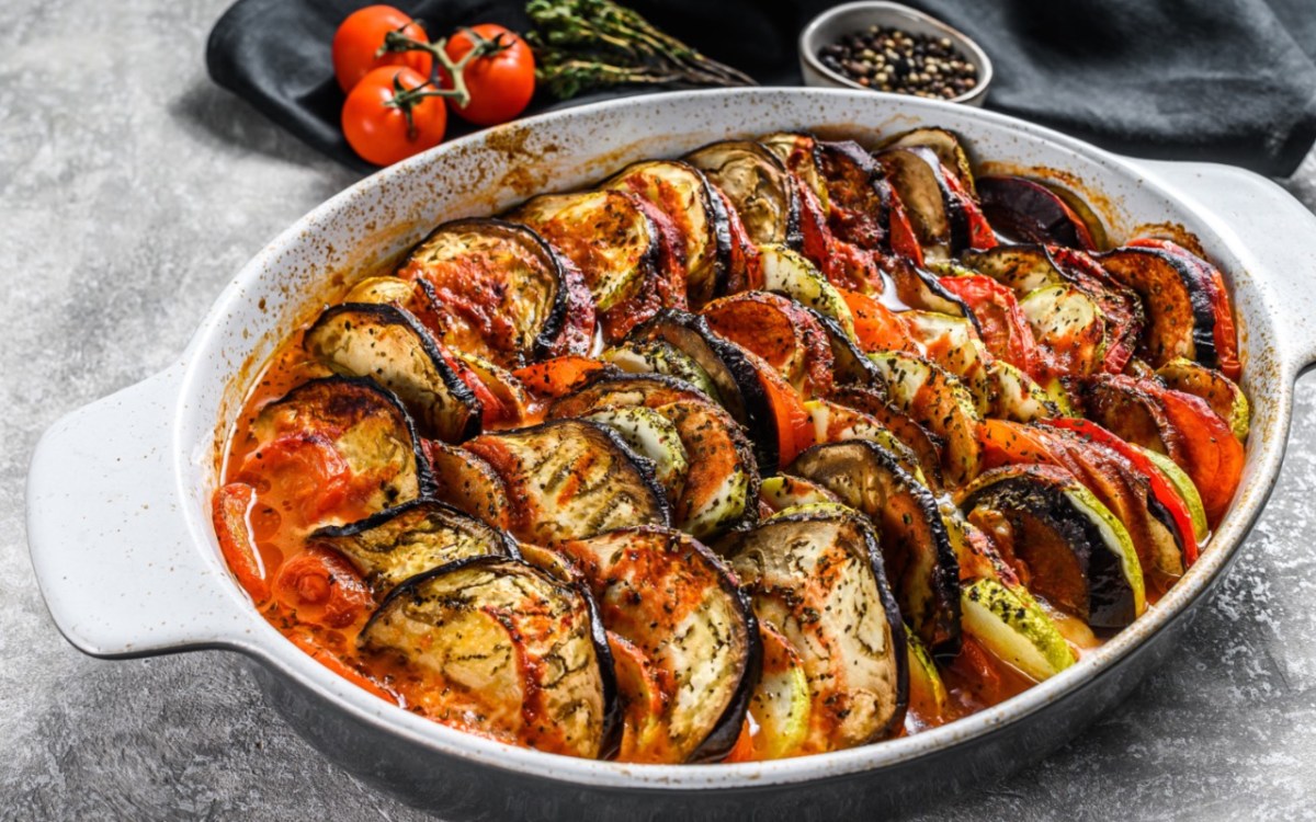 Ratatouille aus dem Ofen in ovaler Auflaufform.