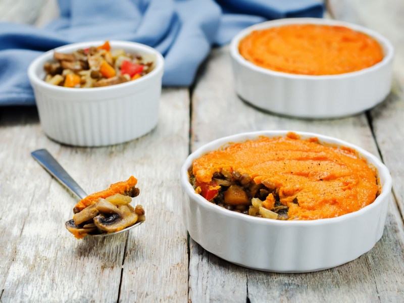 Shepherd's Pie mit Süßkartoffelpüree in 2 runden Auflaufformen.