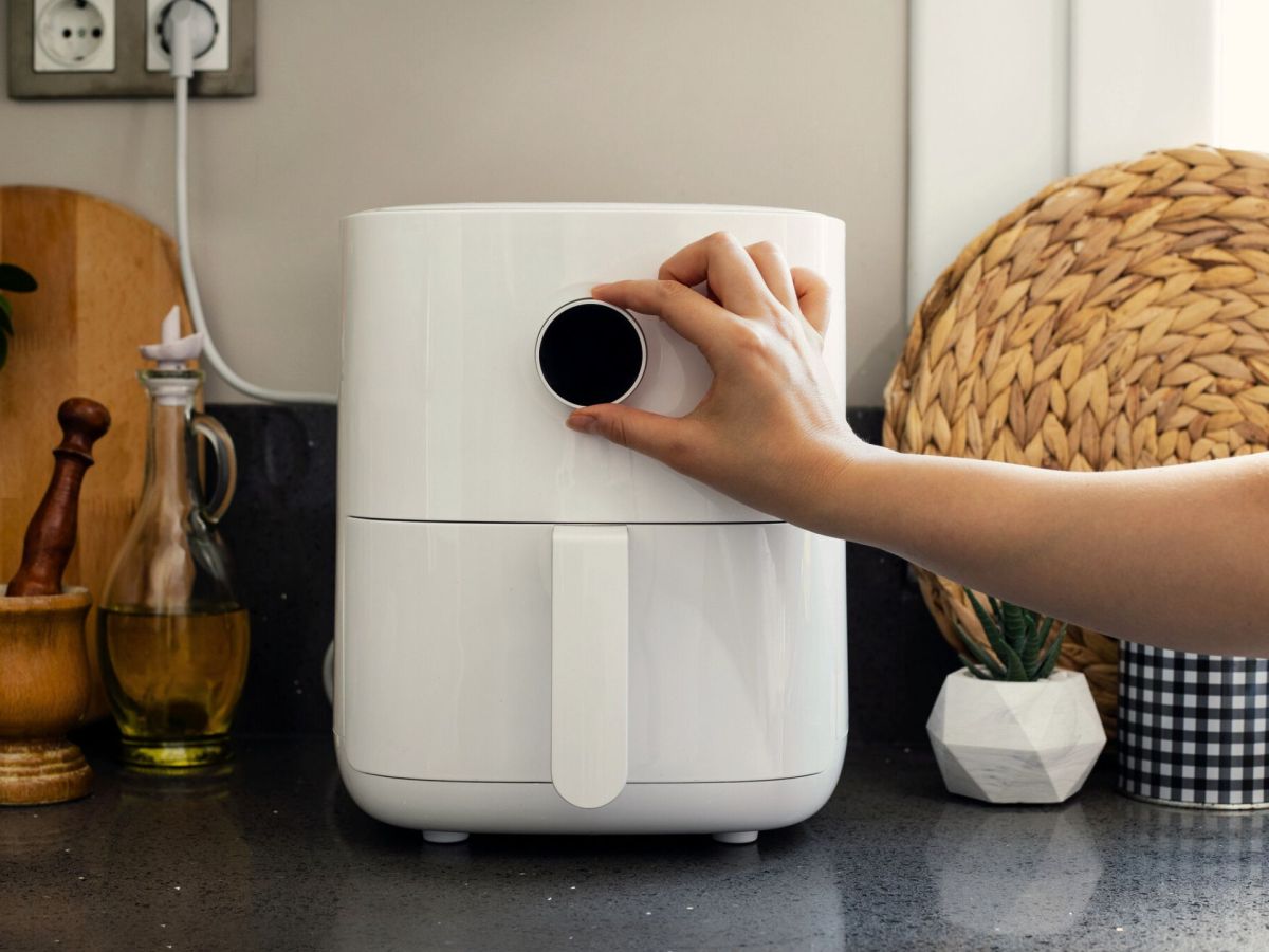 Küche einrichten: 5 geniale Ideen, um deinen klobigen Airfryer zu verstecken