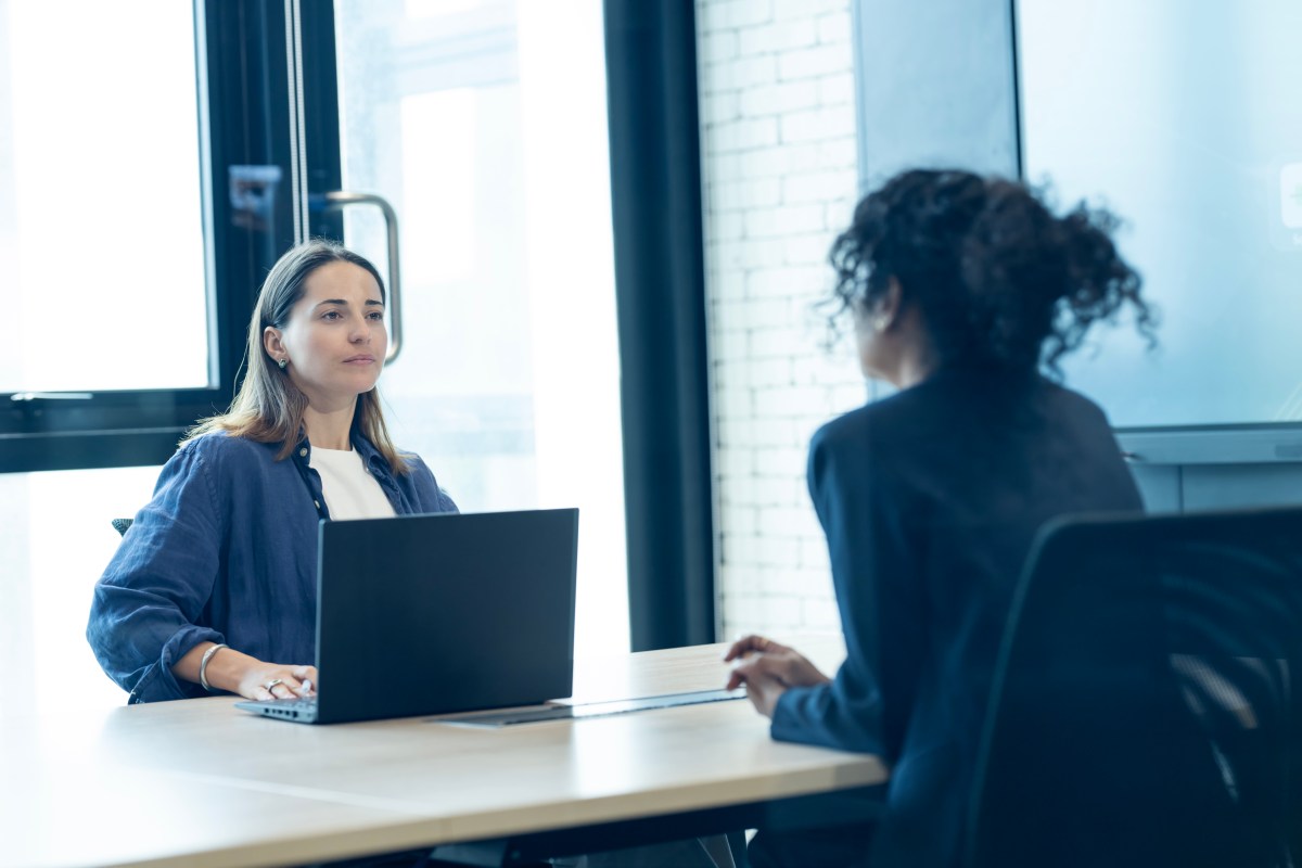 HR-Manager führt in einem Besprechungsraum eines Büros ein Gespräch.