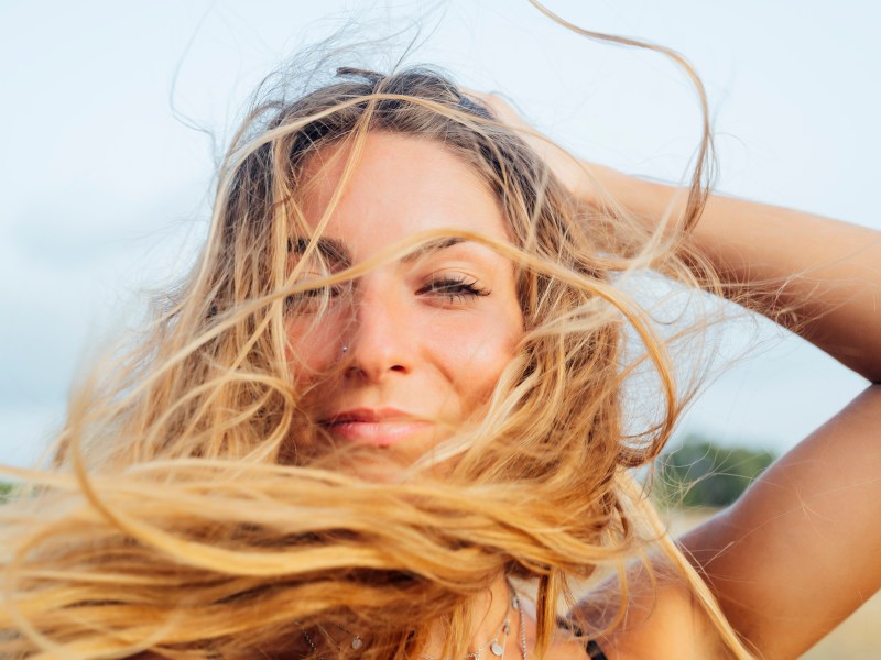 Silbershampoos für blonde Haare -.Frau mit blonden Haaren