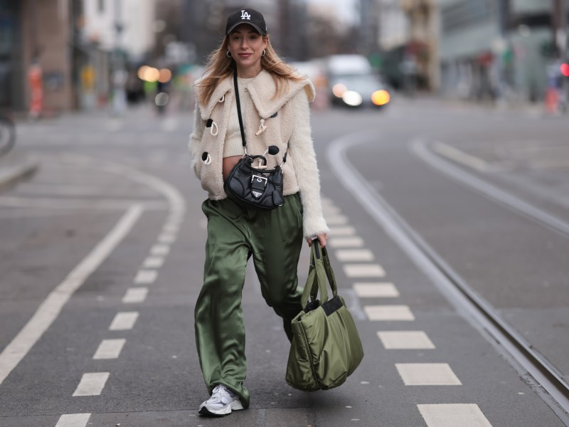 Frau trägt die angesagten New Balance Schuhe