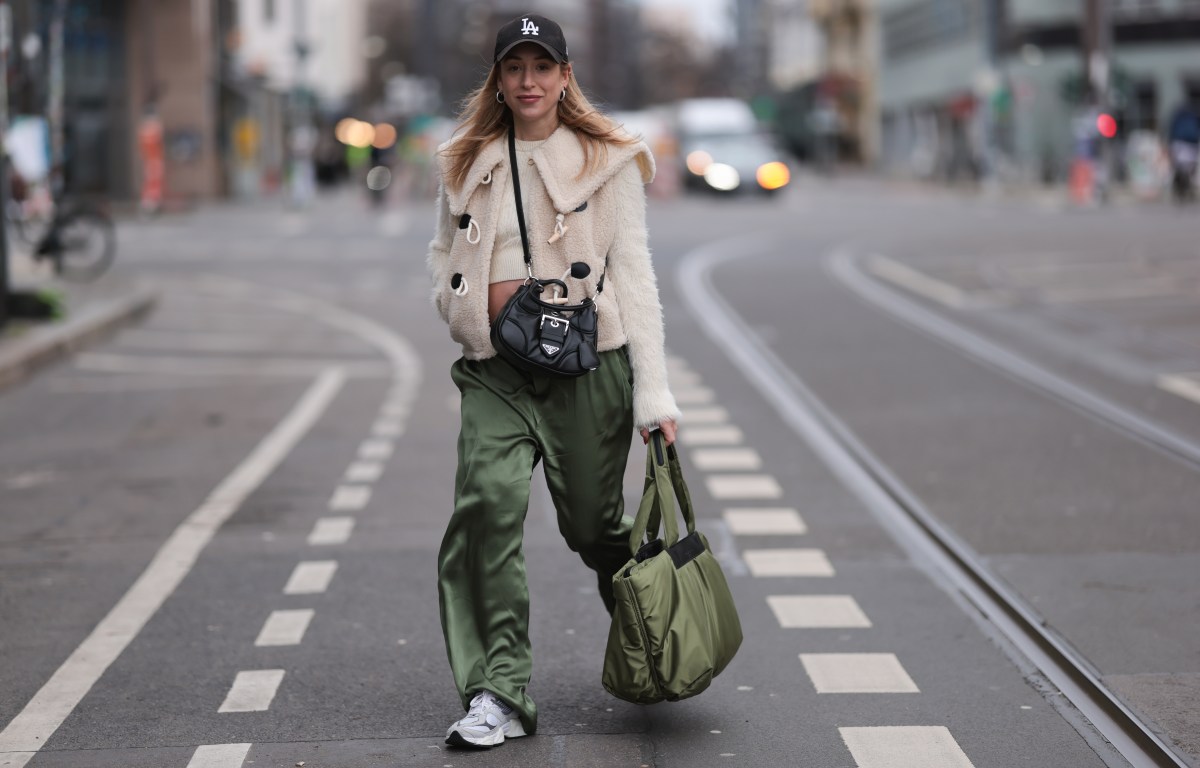 Frau trägt die angesagten New Balance Schuhe