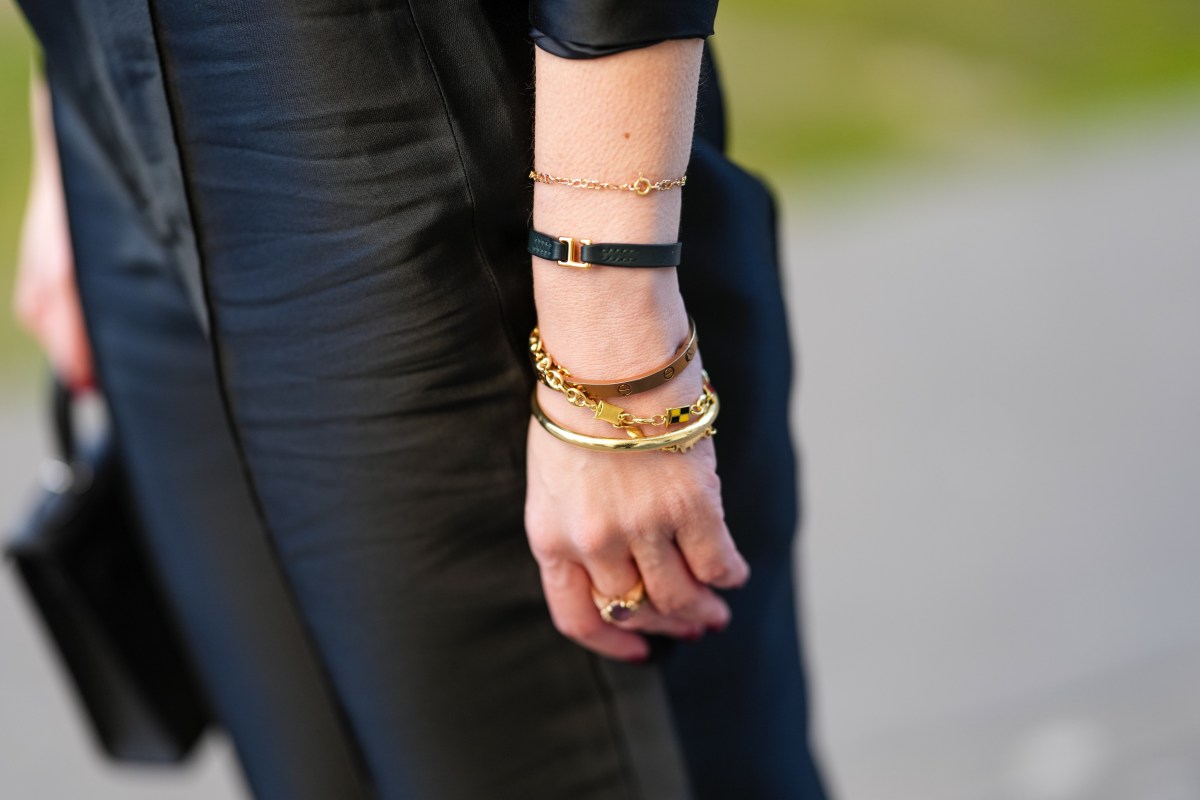 Frau trägt Armbänder