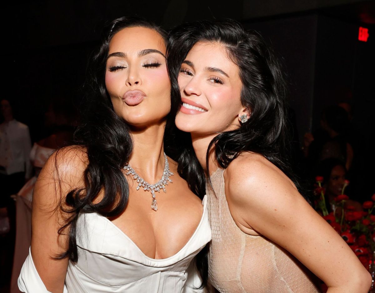 Kylie Jenner und Kim Kardashian (li.)