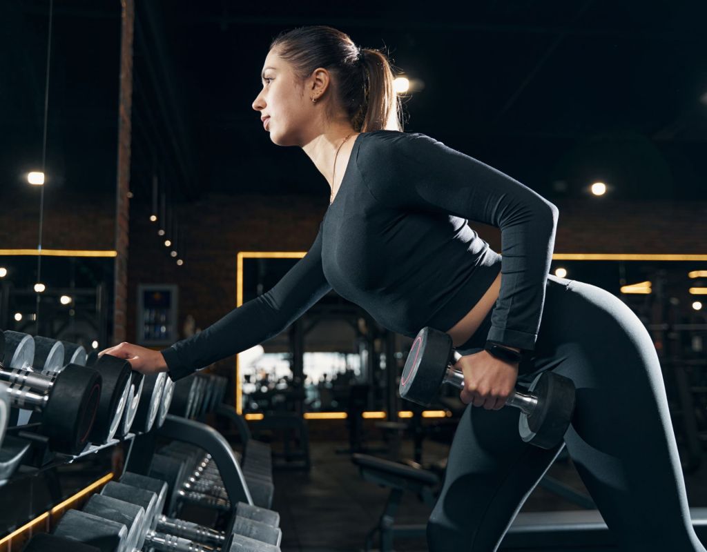 Frau Fitnessstudio Bent over row Rudern Rückentraining