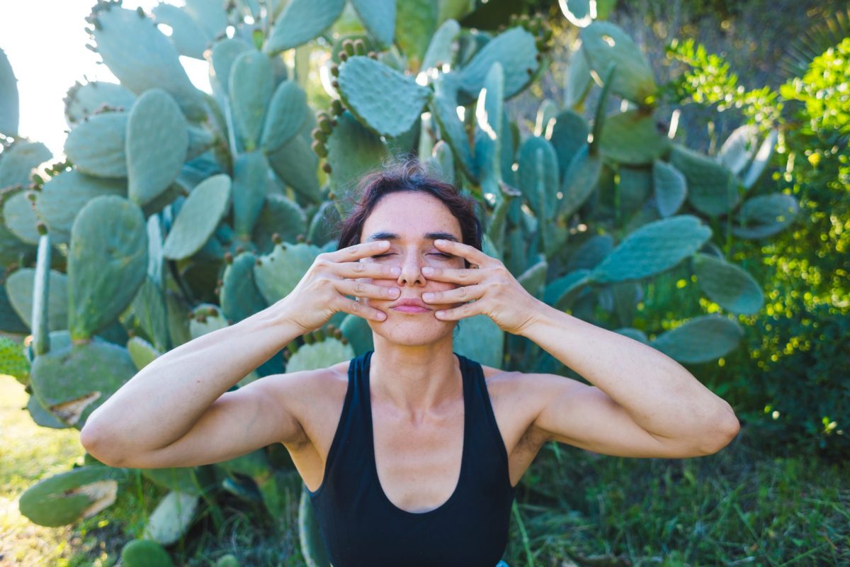 Meditation: Frau macht die Bhramarin-Atmung