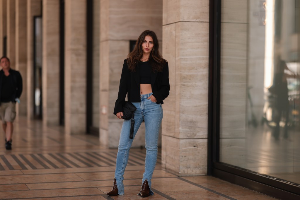 Frau mit Front-Slit-Jeans