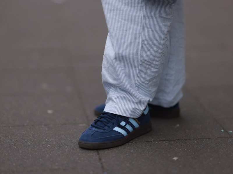 Frau trägt Adidas Spezial