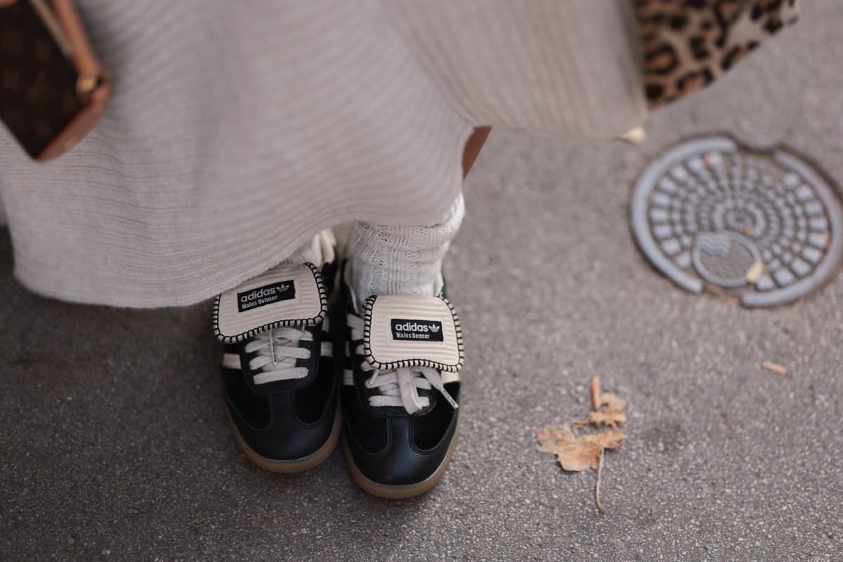 Frau trägt Adidas Schuhe