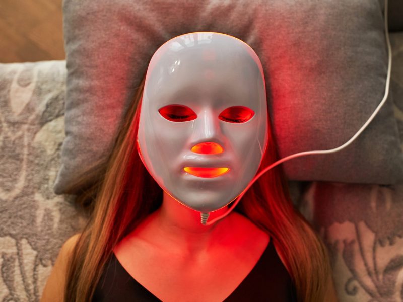 Frau mit LED Maske