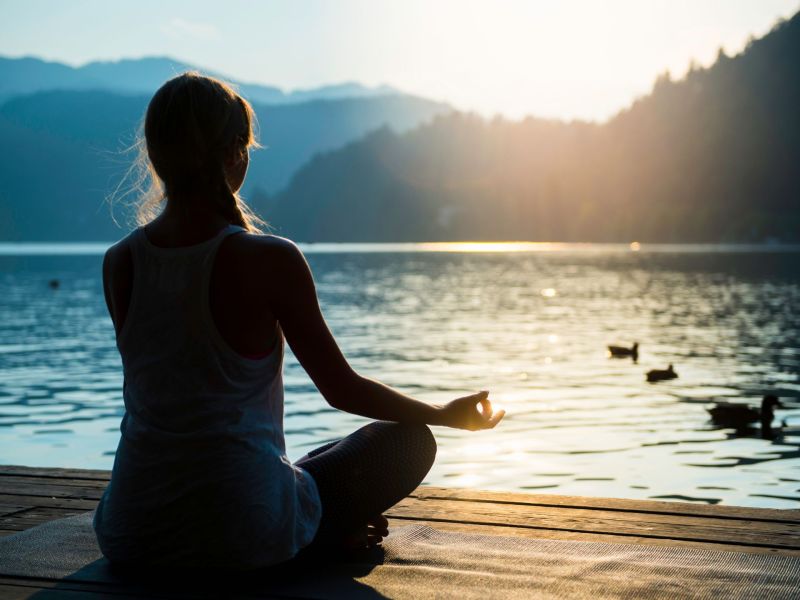 Frau Meditation am Wasser Schlafstörungen